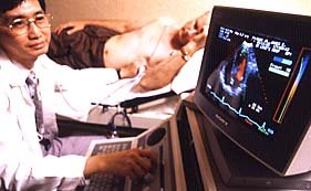 Foto de un týcnico realizando un ecocardiograma.