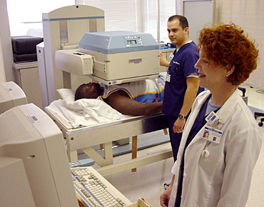Foto de unos tecnicos que realizan una ventriculografia isotopica (MUGA).
