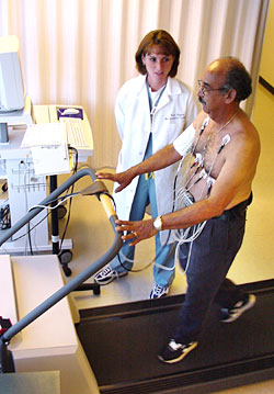 Foto de un paciente realizando una prueba de esfuerzo sobre cinta sin fin.